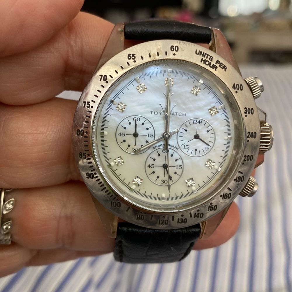 Vintage TW watch. Mother of pearl face with 9 diamonds accent. Needs batteries